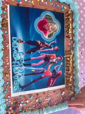 Photo client Mariefrance B. – Kit deco gâteau personnalisé Kpop Demon Hunter A4