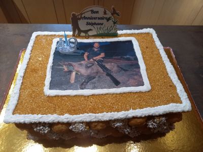 Photo client Veronique L – Cake topper personnalisé décor bois chasseur